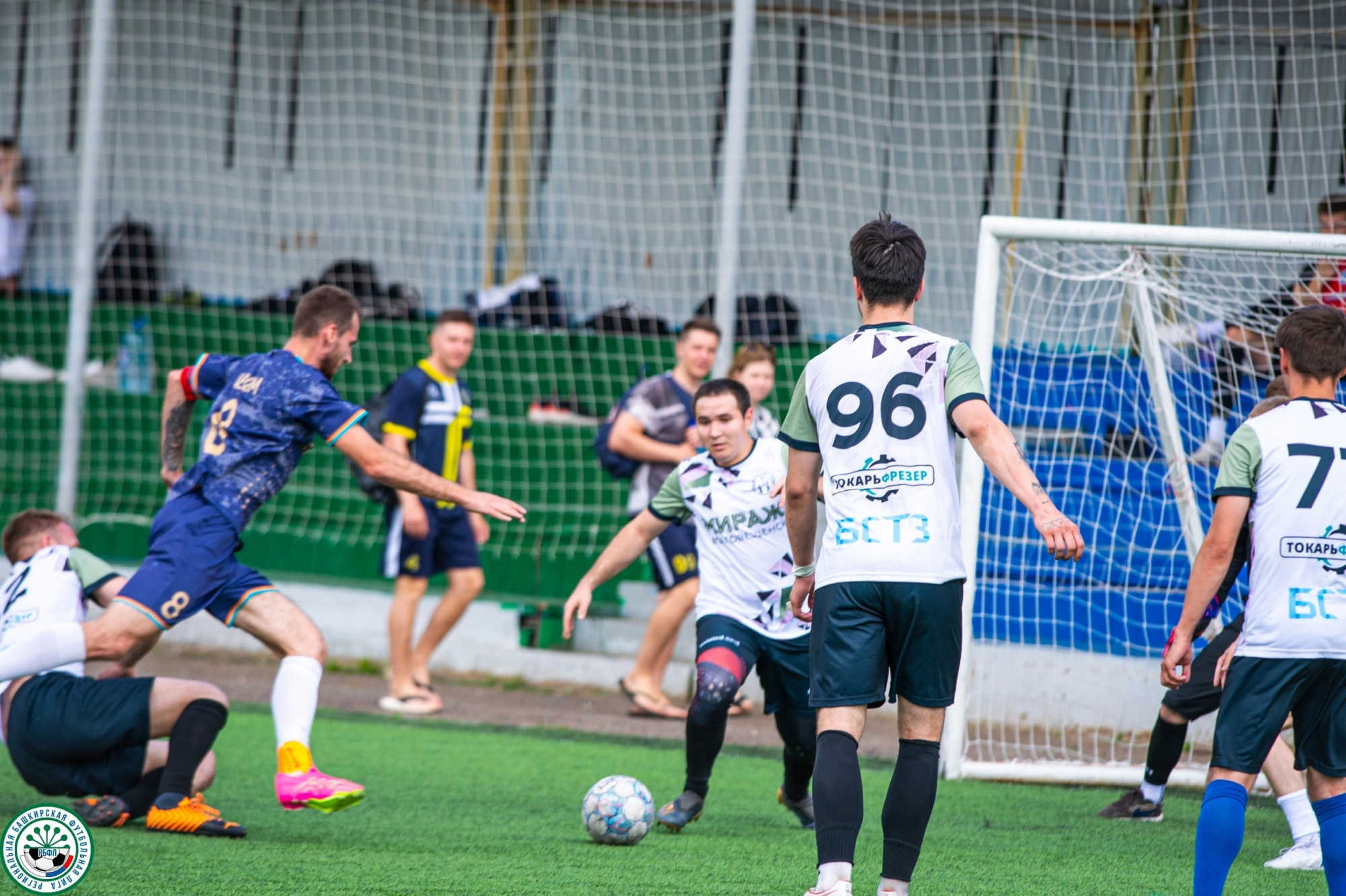 Команда "Мираж" играет в футбол